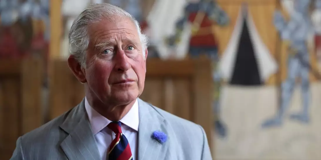 Ο βασιλιάς Κάρολος ενθουσιάζει τους βασιλικούς θαυμαστές με απροσδόκητη χειρονομία στην παραλία