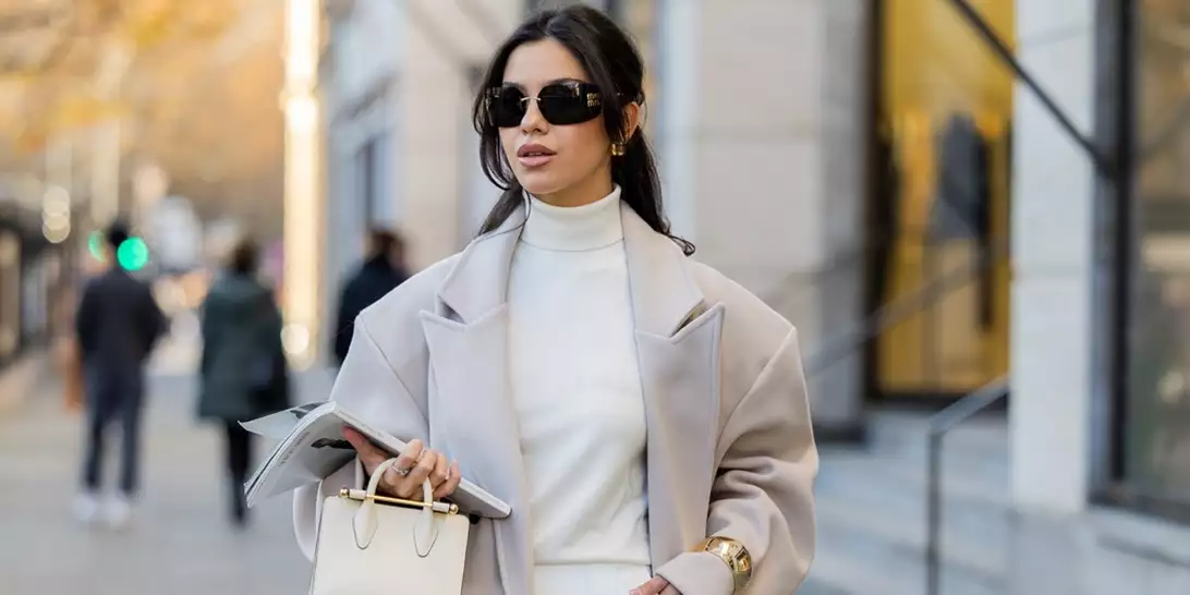 Αυτό είναι το γαλλικό αξεσουάρ που φορούν τώρα οι πιο chic γυναίκες στα μαλλιά τους