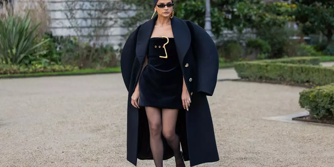 Αυτό το βελούδινο ντραπέ φόρεμα που κολακεύει τη σιλουέτα είναι στην απόχρωση που επικρατεί τα φετινά Χριστούγεννα