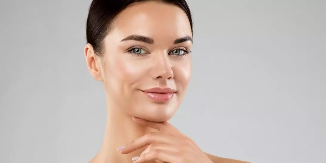 Αντίο χαλάρωση | Τα καλύτερα συσφικτικά έλαια για έναν πιο νεανικό λαιμό