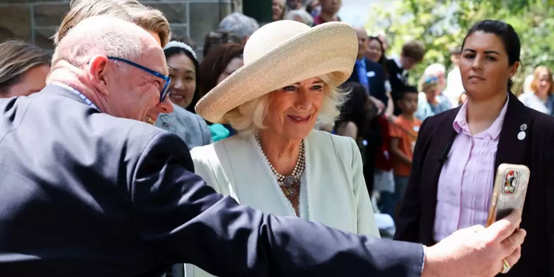 H βασίλισσα Καμίλα έσπασε το πρωτόκολλο