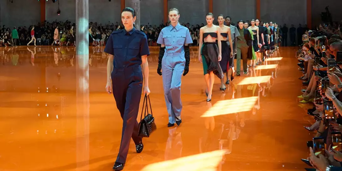 Prada SS26 | Η αντιπαράθεση ως πράξη δημιουργίας