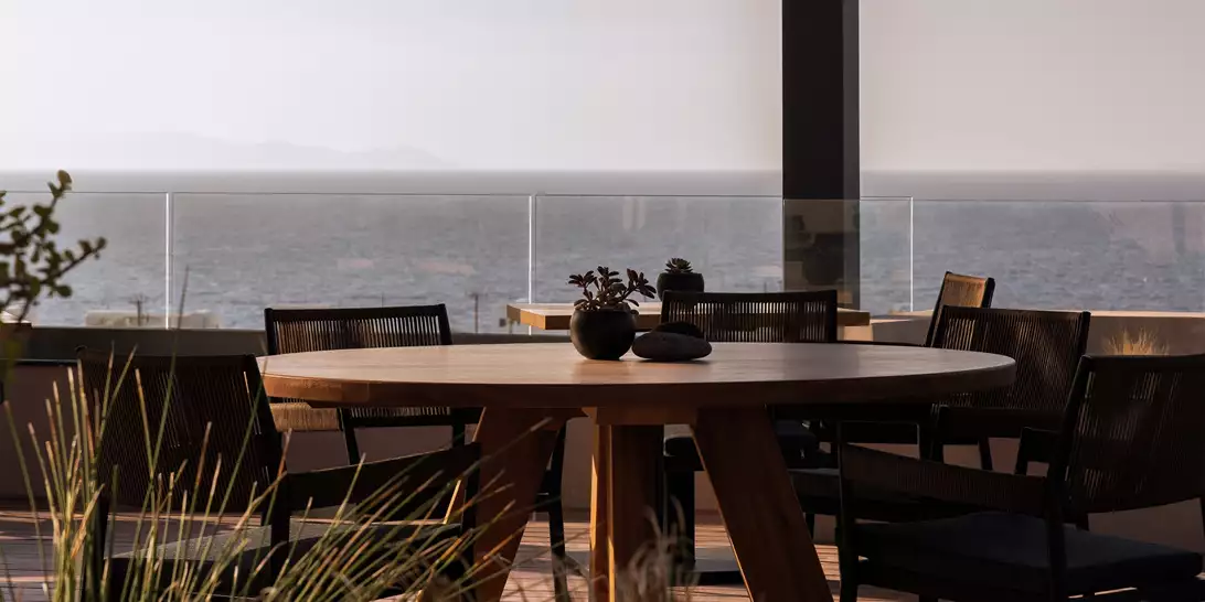 Eat Chic | Το Maitr & Margarita δίνει γεύση στο Domes Novos Santorini και στο φετινό μας καλοκαίρι