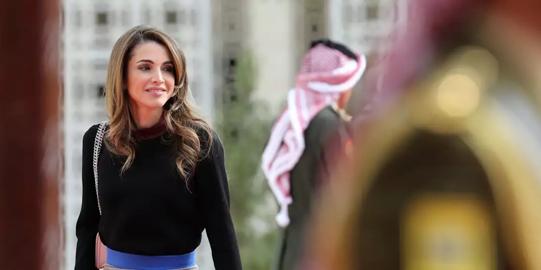 Μάθημα στιλ από τη Ράνια της Ιορδανίας | Με ethnic φούστα και βραχιόλι με διαμάντια επέστρεψε στα βασιλικά της καθήκοντα