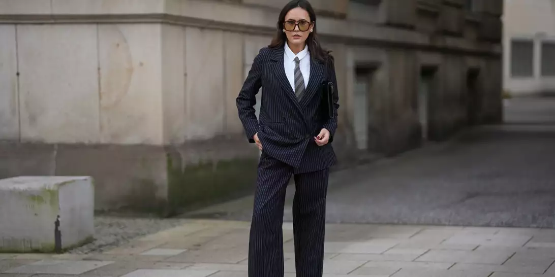 Αυτό το pinstripe κοστούμι γραφείου είναι στη γλυκιά απόχρωση που ταιριάζει σε όλες τις γυναίκες