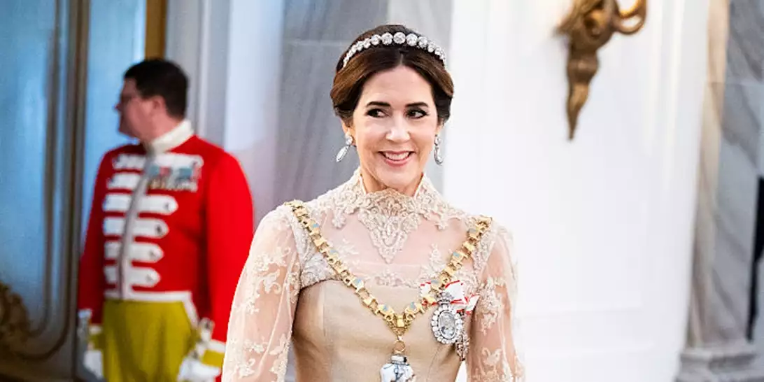 Mary της Δανίας | Σαν "βασίλισσα του χιονιού" με iconic φόρεμα και βραχιόλι με 128 διαμάντια