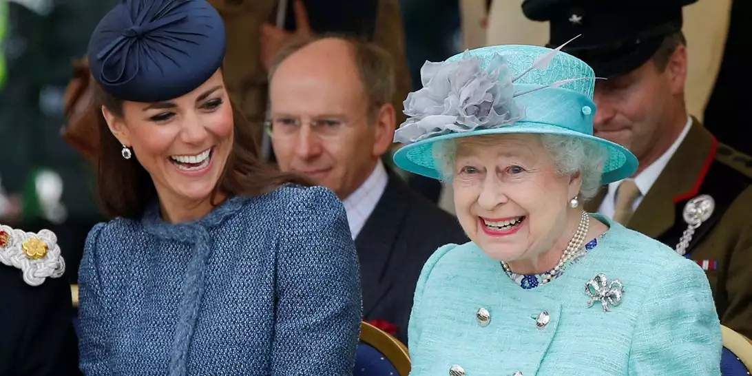 Kate Middleton | To γλυκό δώρο που είχε κάνει στη βασίλισσα Ελισάβετ τα πρώτα Χριστούγεννα που πέρασαν μαζί