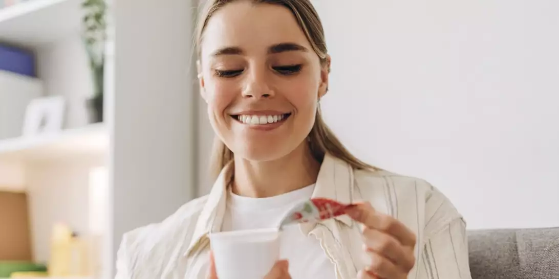 Η #1 κίνηση που πρέπει να σταματήσετε να κάνετε με το γιαούρτι