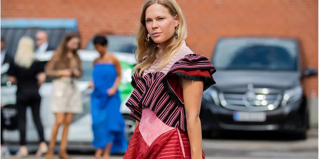 Η Ελλάδα εμπνέει τις fashion creatives | Τα looks από τις διακοπές στη χώρα μας