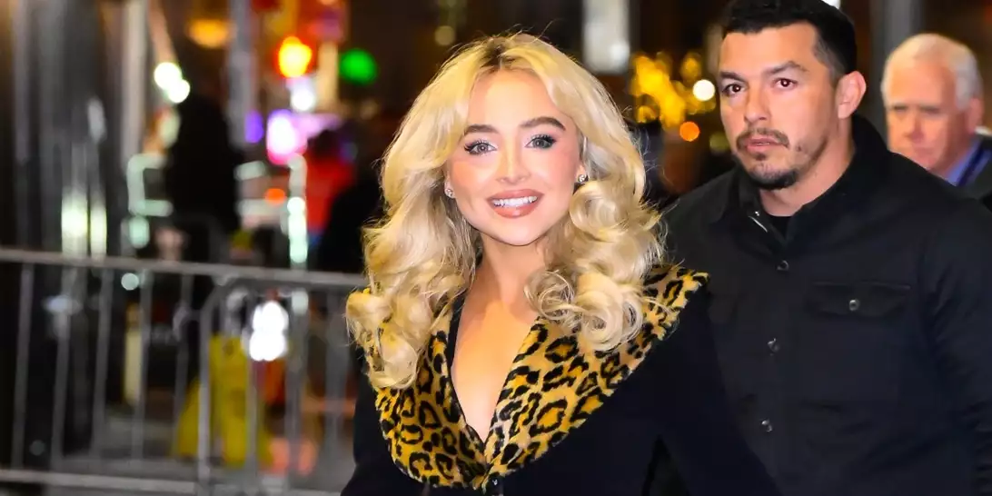 Sabrina Carpenter | Επέλεξε vintage κοστούμι με έμπνευση από τη Fran Fine του The Nanny