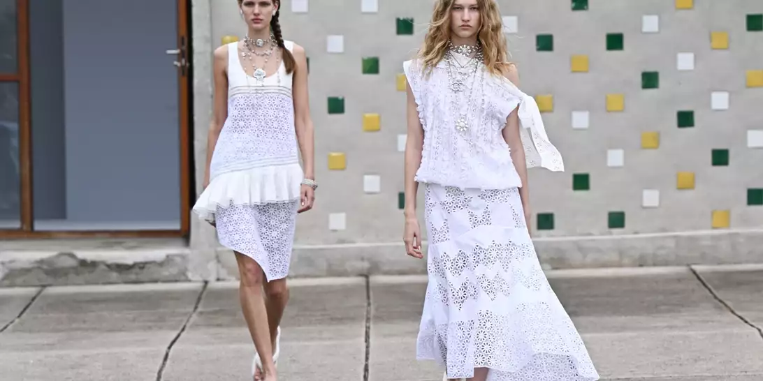 H Chanel θα ταξιδέψει στην Κίνα για τη Métiers d'art 2024/25