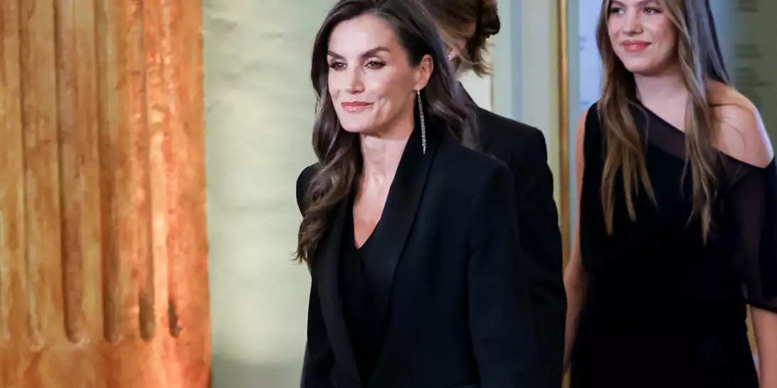 Letizia της Ισπανίας | Το μαύρο της παλτό έχει το διαχρονικό design που ταιριάζει σε κάθε γυναίκα