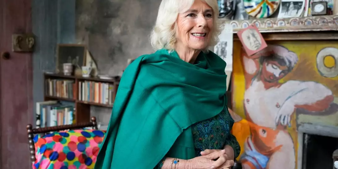 Η εμφάνιση της βασίλισσας Καμίλα με μία κομψή ολόσωμη φόρμα