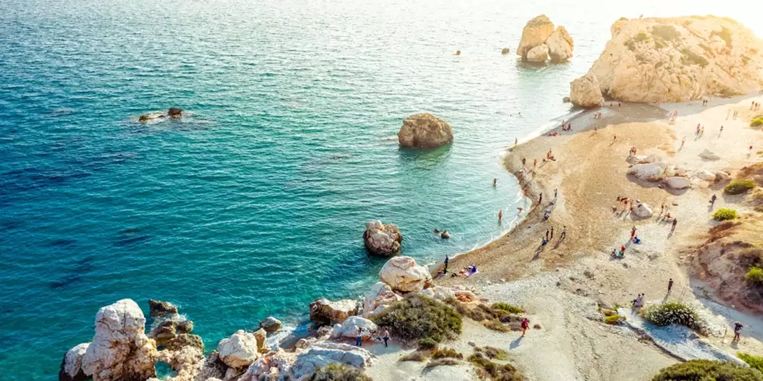 "Το νησί του έρωτα με τα πιο ζεστά νερά στην Ευρώπη": Ποιον προορισμό ψηφίζουν οι Γάλλοι για το φθινόπωρο