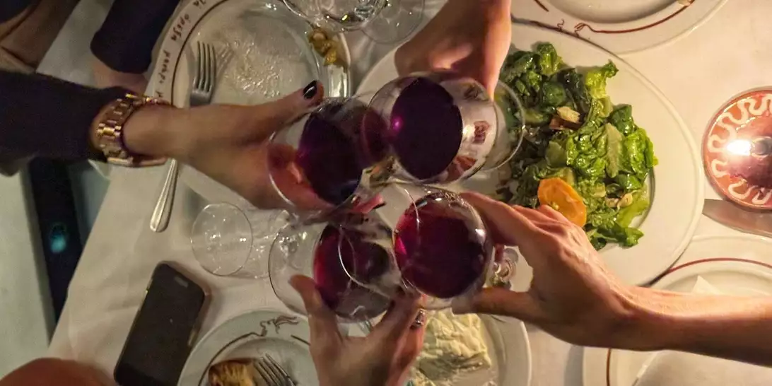 Γιατί έγινε ξανά της μόδας η ταβέρνα