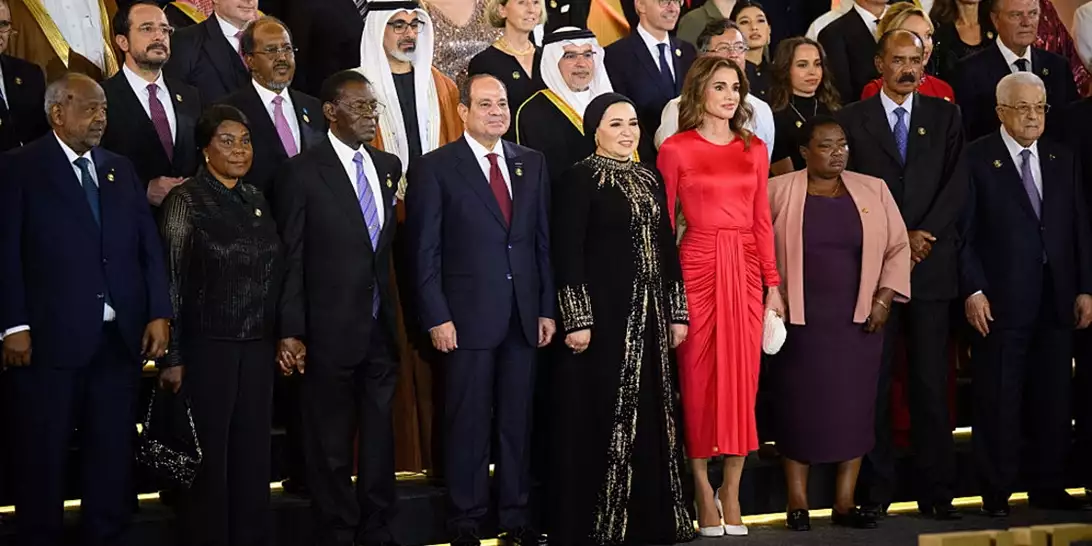 Βασίλισσα Ράνια | Με κόκκινο Dolce & Gabbana στα εγκαίνια του Grand Egyptian Museum