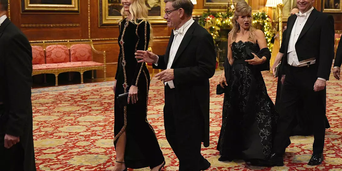 Claudia Schiffer | Θρυλική επιστροφή της Lady Vaughn με βελούδινο φόρεμα Balmain