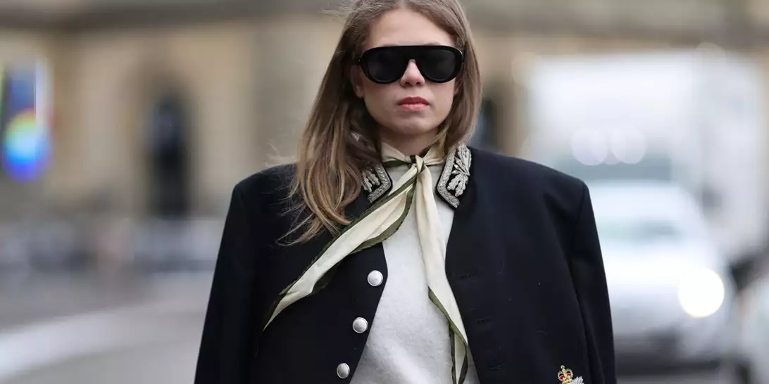 Το pointelle μπλουζάκι που θα δώσει αέρα από '90s στην εμφάνισή σας