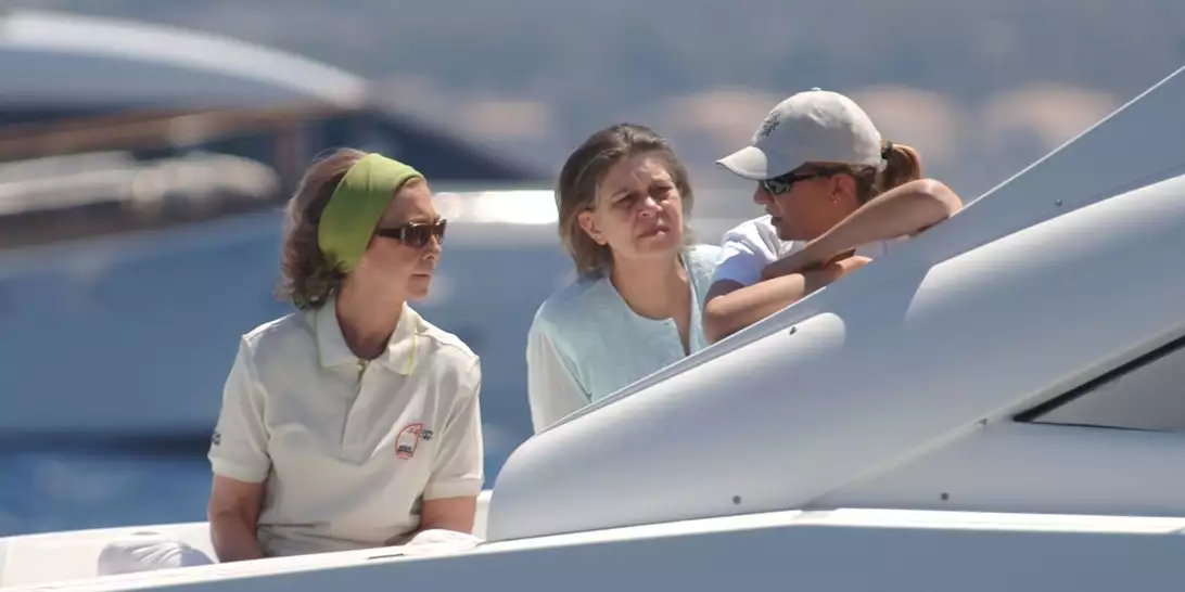 Δύο τιάρες, μαργαριταρένια κολιέ: Τα μυθικά κοσμήματα της Ειρήνης και το αβέβαιο μέλλον τους μετά τον θάνατό της