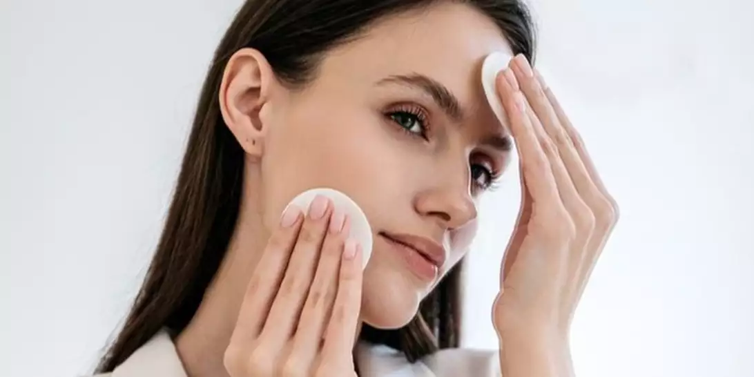 Λιπαρότητα στο πρόσωπο | Πώς να τη μειώσετε χωρίς να αφυδατώσετε το δέρμα σας
