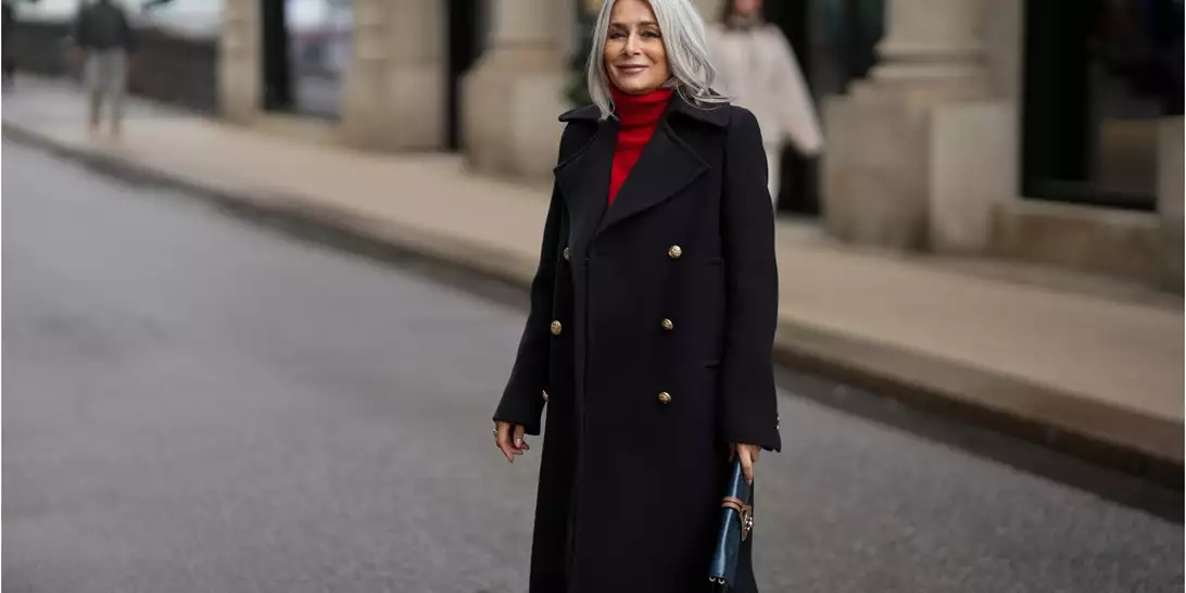 Cozy & Chic | 5 γιορτινά outfits για γυναίκες άνω των 50 που συνδυάζουν άνεση και κομψότητα