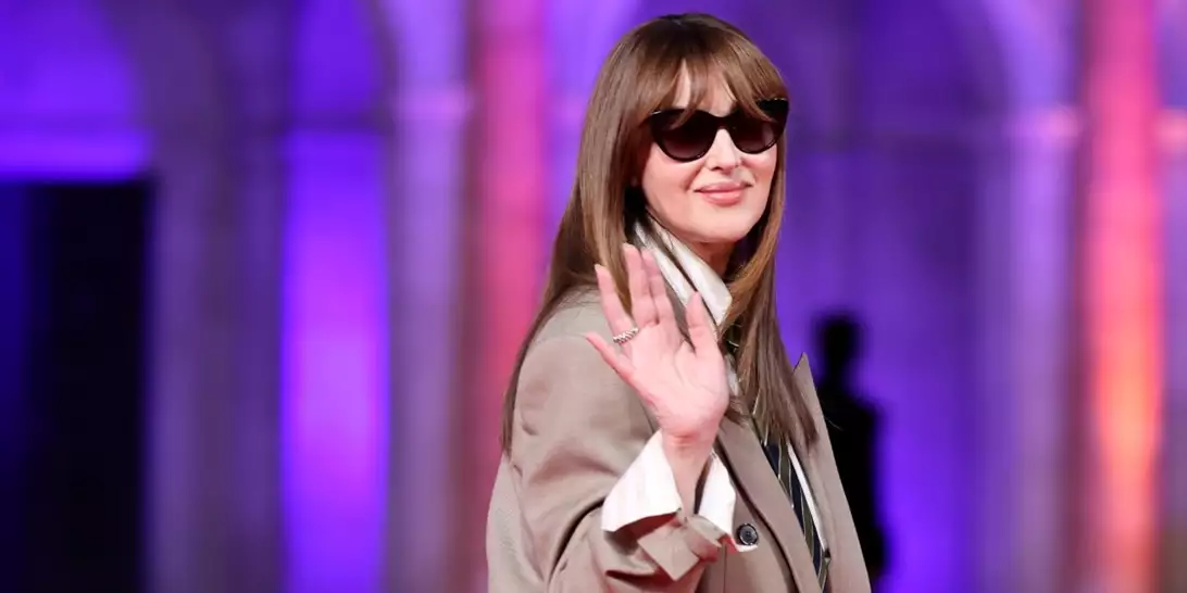 H νέα εντυπωσιακή εμφάνιση της Monica Bellucci με σακάκι και γραβάτα