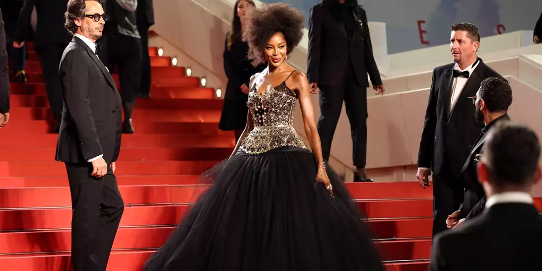 Naomi Campbell | Η σπάνια εμφάνιση στις Κάννες με τα φυσικά της afro μαλλιά