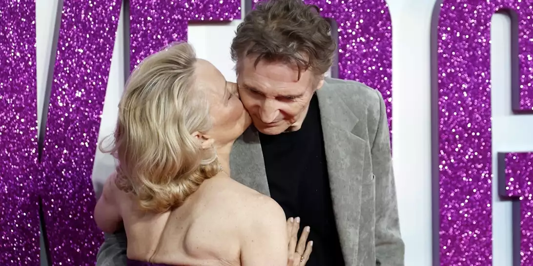 Pamela Anderson & Liam Neeson | Απαντούν (επιτέλους) στις φήμες που τους θέλουν ζευγάρι