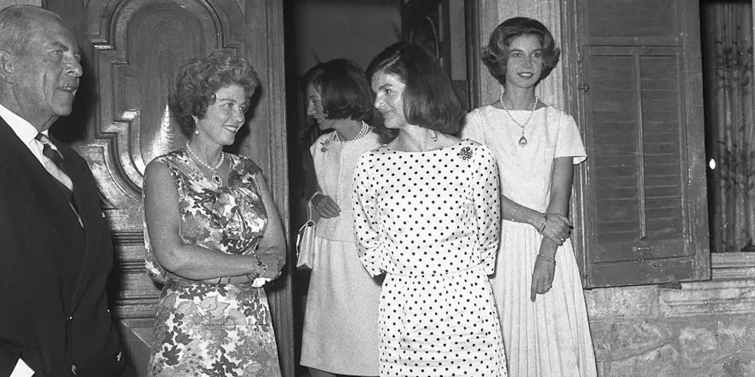 1963 | Όταν η Jackie Kennedy συνάντησε τον βασιλιά Παύλο στην Αθήνα και έκανε βόλτα στο κάμπριο με τον Κωνσταντίνο