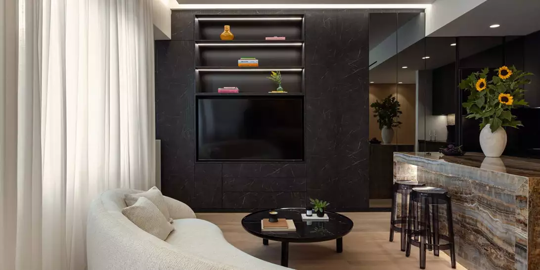 Η ηρεμία του βάθους: ένα διαμέρισμα όπου η σκιά συναντά το φως