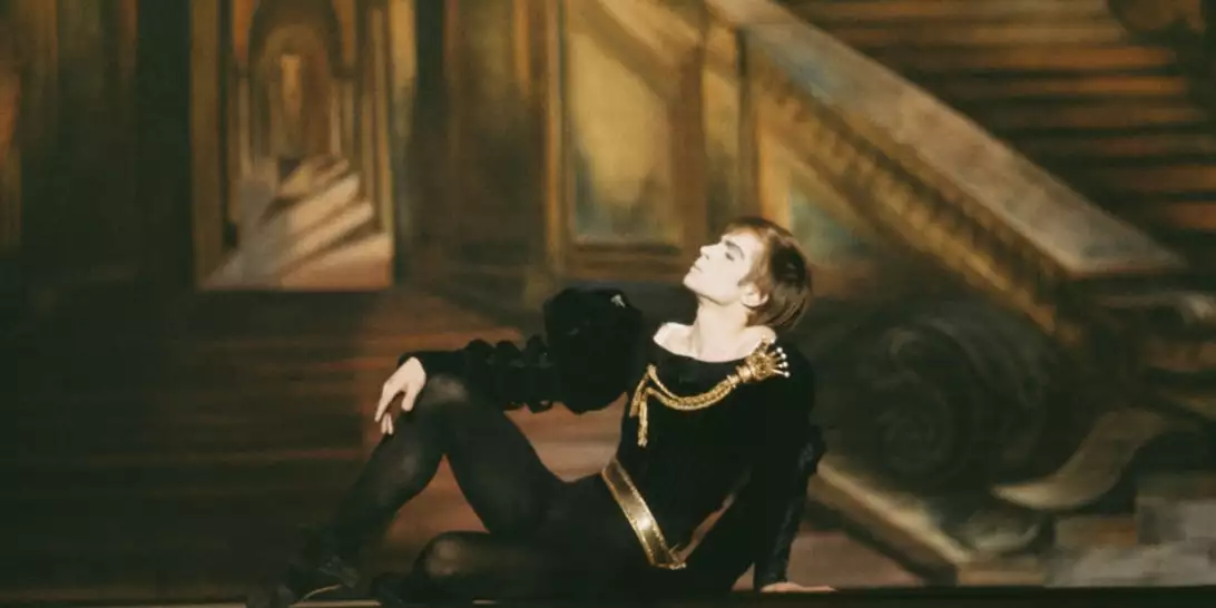 Rudolf Nureyev | Η αντισυμβατική ζωή ενός ανθρώπου που χόρεψε την ελευθερία του μέσα από μία σπουδαία παράσταση