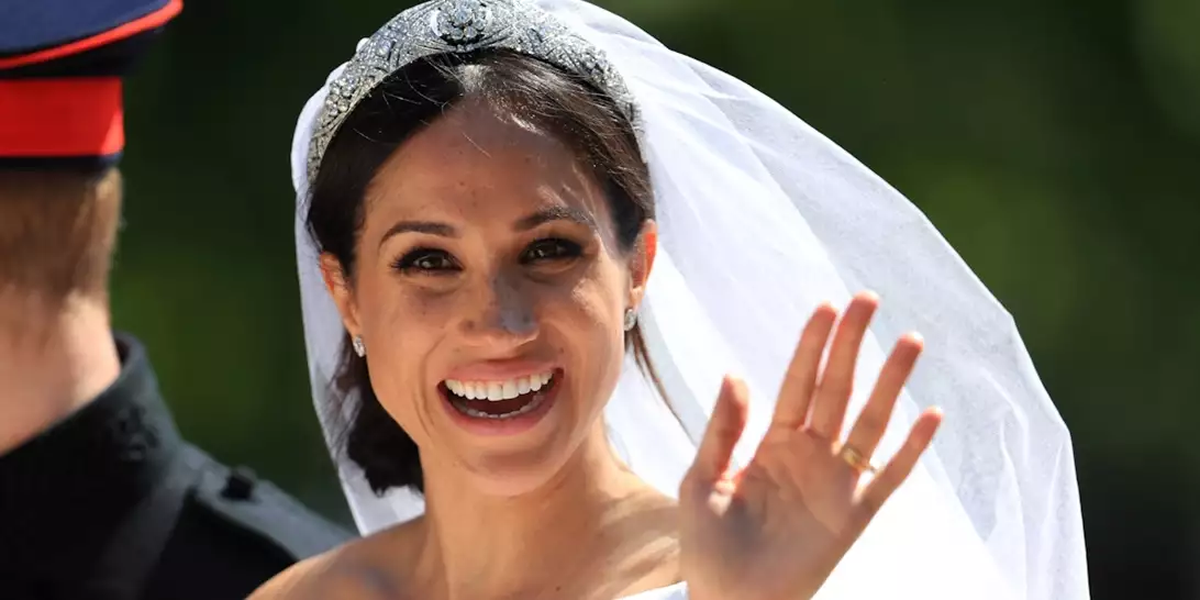 Επτά χρόνια μετά τον γάμο, ήρθε στο φως τo απίστευτο σχόλιο της βασίλισσας Ελισάβετ για το νυφικό της Meghan Markle