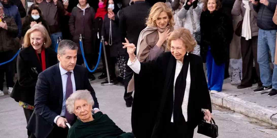 Η βασίλισσα Σοφία ξέχασε το πρωτόκολλο στο ταξίδι της στην Ελλάδα