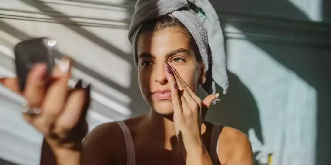 Σπυράκια μέσα στο καλοκαίρι; Πώς θα τα αντιμετωπίσετε φυσικά και άμεσα