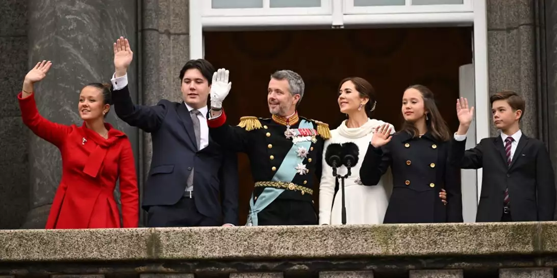 Η στιγμή που ο πρίγκιπας Frederik ανακηρύσσεται βασιλιάς της Δανίας