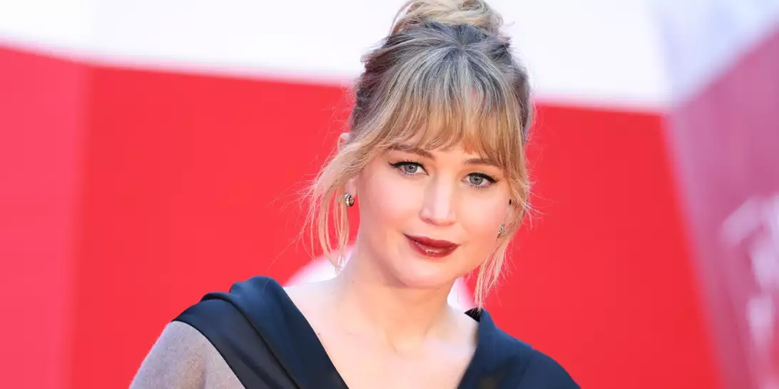 Jennifer Lawrence | Το Messy French Twist της είναι το απόλυτο εύκολο χτένισμα για ένα βραδινό look