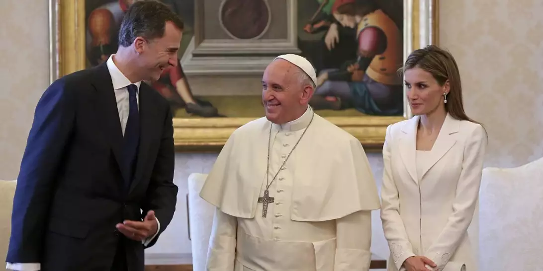 Γιατί η βασίλισσα Letizia επιτρέπεται να φοράει λευκά μπροστά στον Πάπα