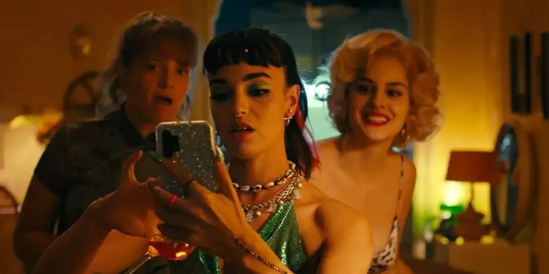 "Οι Μπαλκονάτες" | Επιστροφή στο γυναικείο βλέμμα