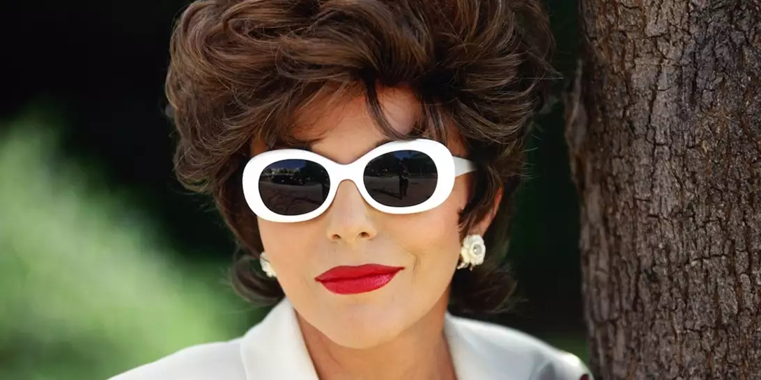 "Είδωλο και υπέροχη!": Η Joan Collins ποζάρει με μαγιό στα 92 της χρόνια και ενθουσιάζει τους θαυμαστές της
