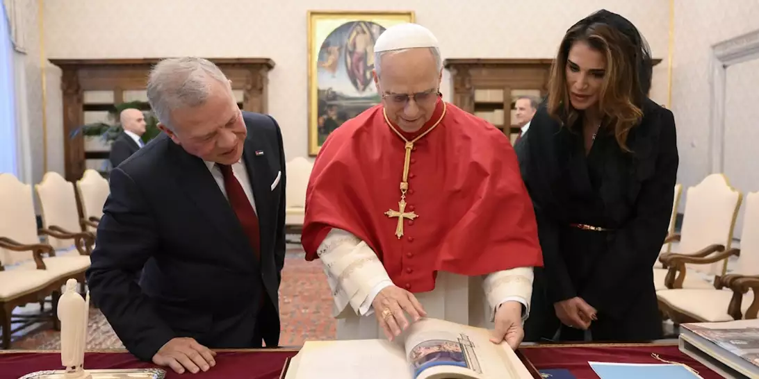 Ράνια της Ιορδανίας | Η κομψή εμφάνιση δίπλα στον σύζυγό της στην πρώτη τους συνάντηση με τον Πάπα στο Βατικανό