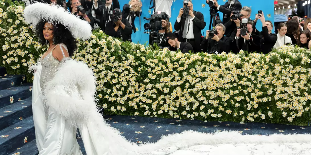 Η Diana Ross στο Met Gala 2025 | Η συγκινητική λεπτομέρεια στην εμφάνισή της με κάπα με ουρά 5 μέτρων