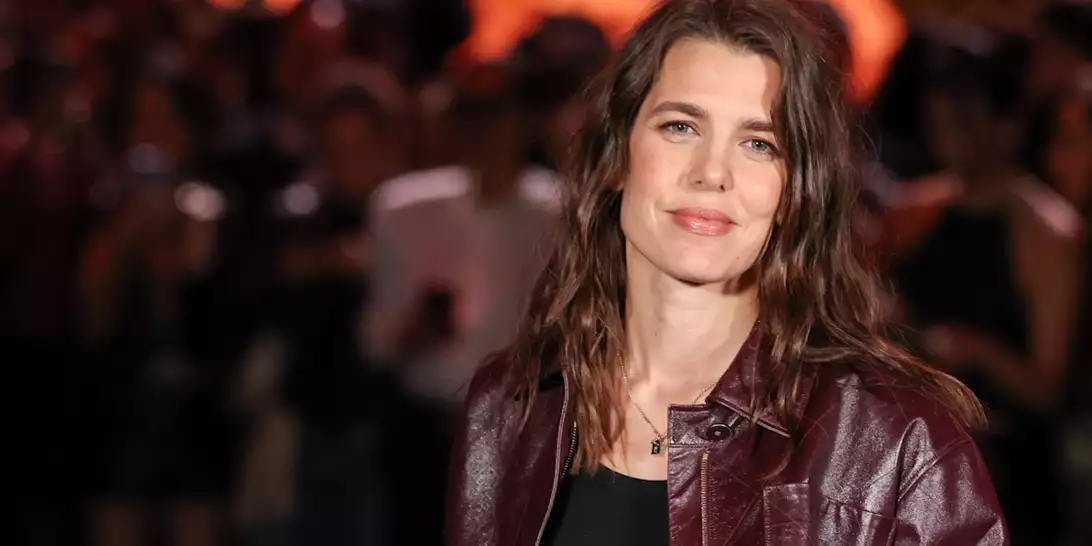 Charlotte Casiraghi | Ροκ εμφάνιση με δερμάτινο τζάκετ και τζιν στο fashion show της Chanel