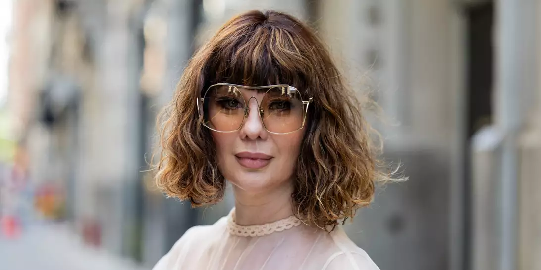 Τέσσερα εύκολα χτενίσματα για σγουρά μαλλιά που δείχνουν κομψά χωρίς προσπάθεια