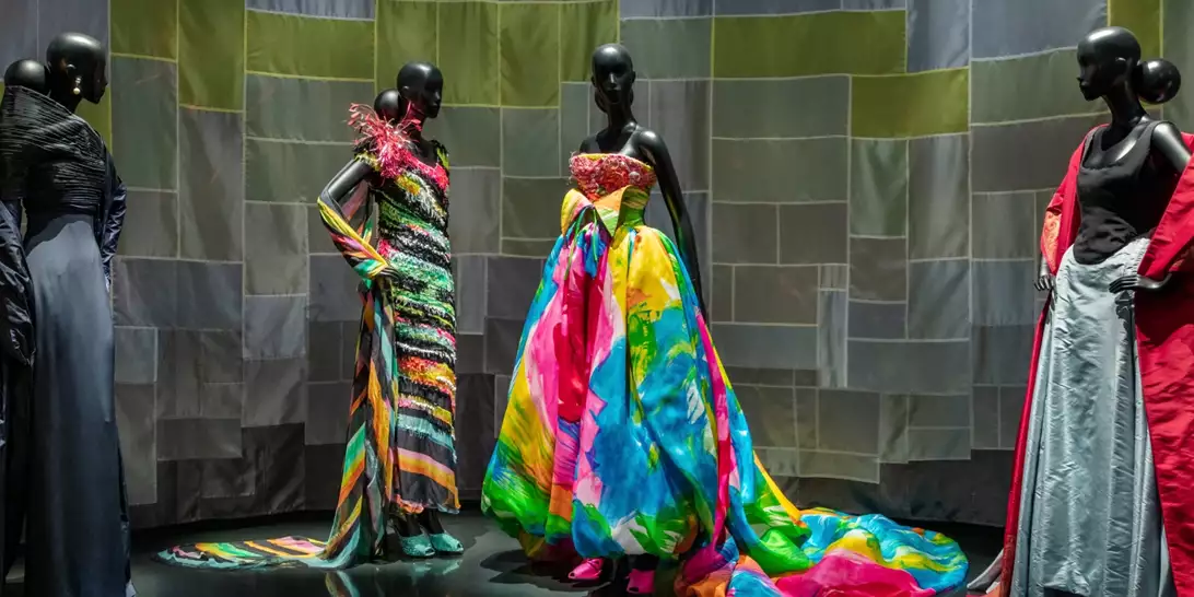 Οι εντυπωσιακές εικόνες από την έκθεση Christian Dior: Designer of Dreams στη Σεούλ