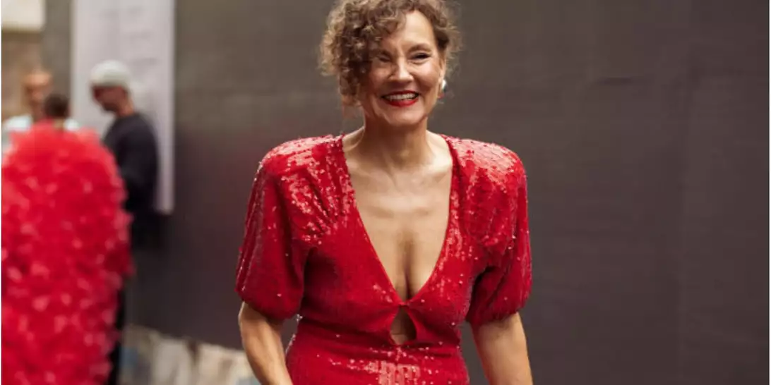 Τα πιο μοντέρνα γιορτινά looks για γυναίκες άνω των 50