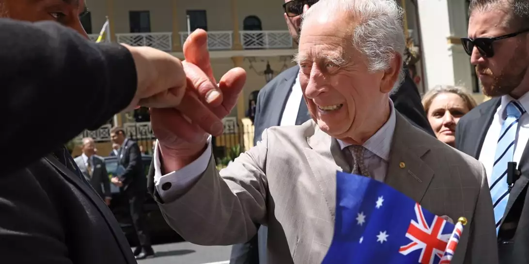 Βασιλιάς Κάρολος | Η αμήχανη στιγμή που ένα αλπάκα φτερνίστηκε πάνω του και η αντίδρασή του