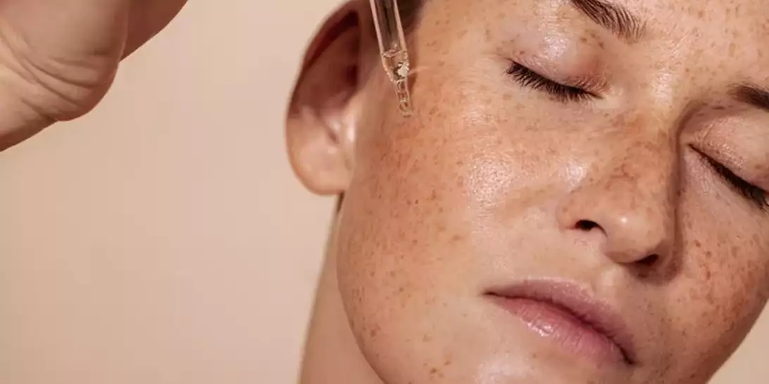 Επιδερμίδα που αντιδρά και κοκκινίζει εύκολα; Αυτά είναι τα skincare προϊόντα που χρειάζεστε