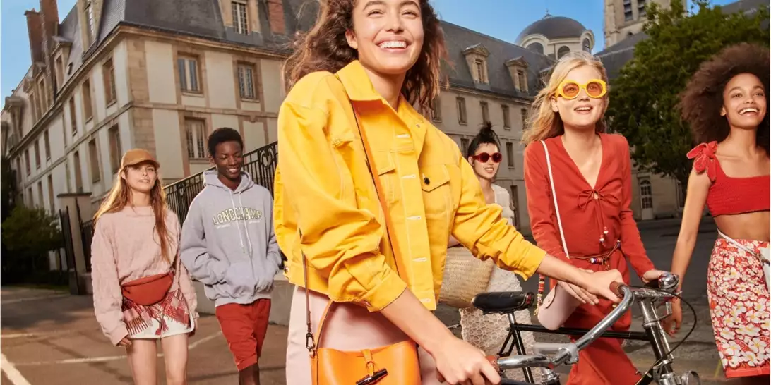 Η νέα καμπάνια της Longchamp γιορτάζει την τέχνη, τη χαρά και τη μόδα