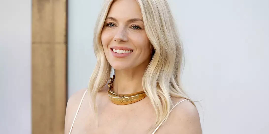 Sienna Miller | Το αγαπημένο της serum κάνει την επιδερμίδα να δείχνει αισθητά πιο σφριγηλή