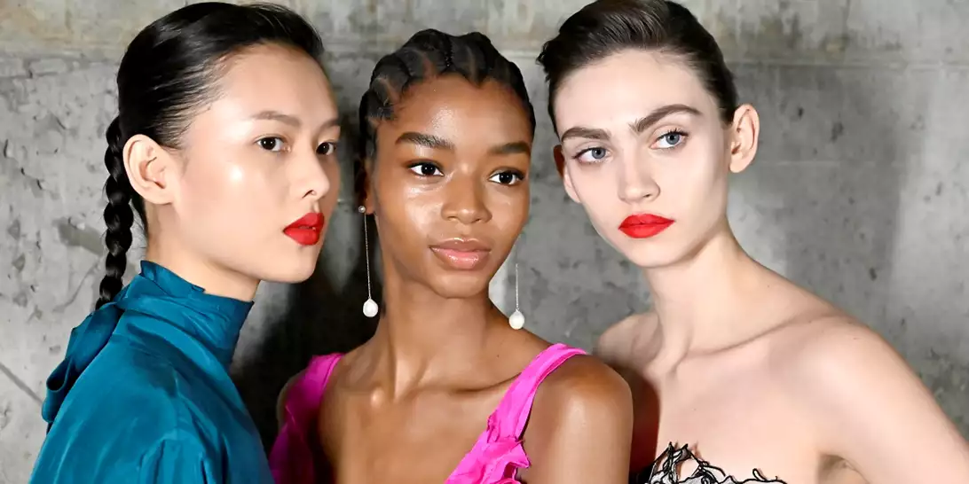 Τα χτενίσματα που πρέπει να αποφύγετε για υγιή και δυνατά μαλλιά